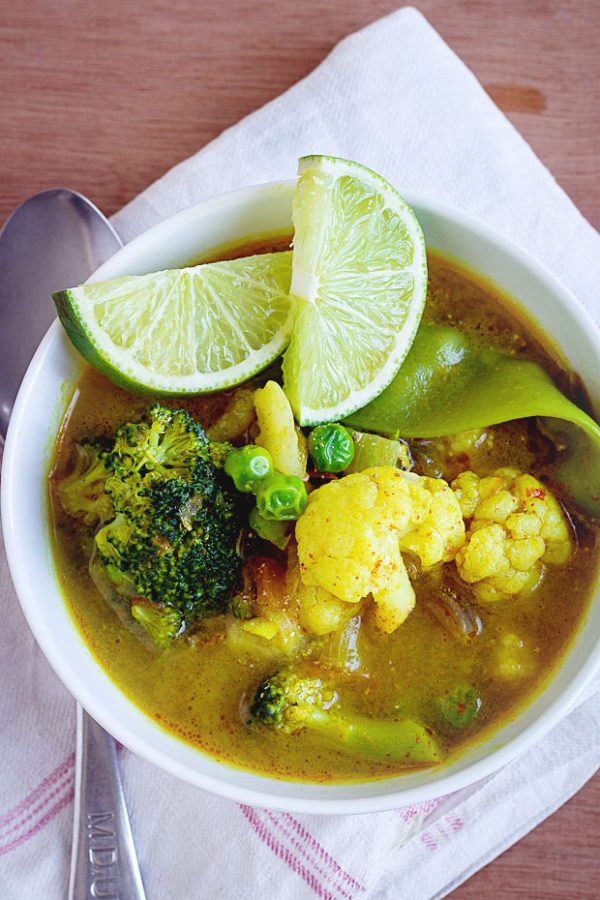Cauliflower and Broccoli Curry Soup - #recipe by #eatwell101 - https://www.eatwell101.com/coconut-curry-soup-recipe