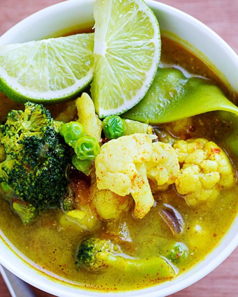 Cauliflower and Broccoli Curry Soup - #recipe by #eatwell101 - https://www.eatwell101.com/coconut-curry-soup-recipe