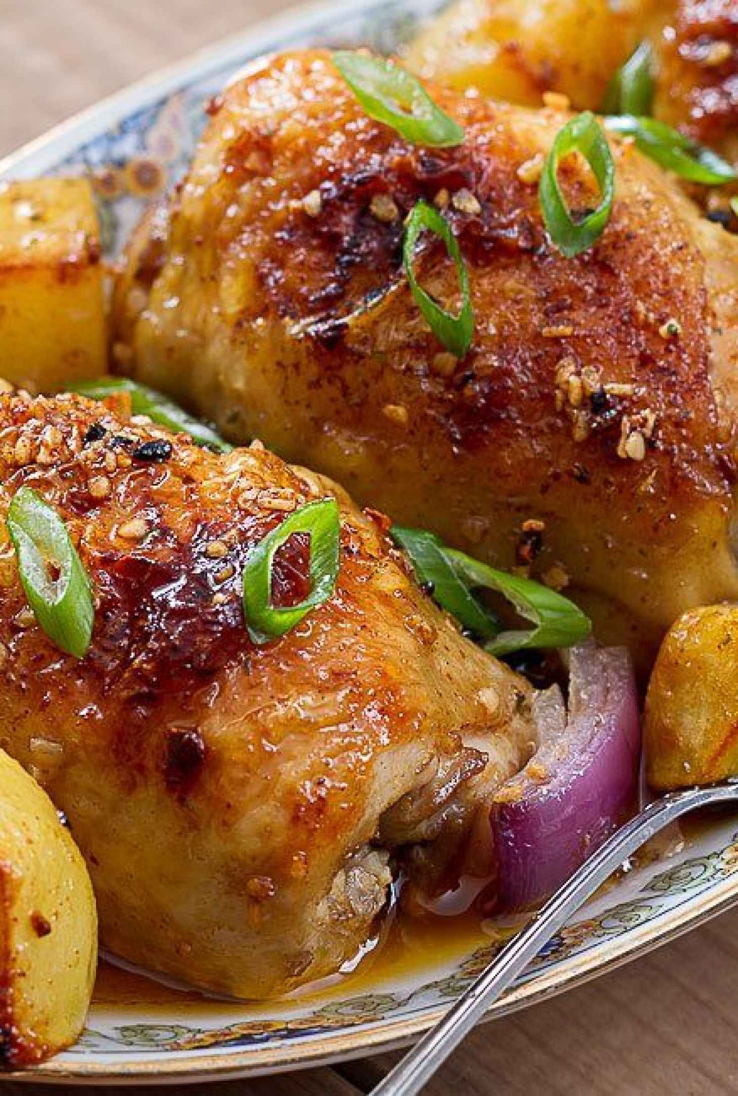 Baked Garlic Chicken and Potatoes - #recipe by #eatwell101 - https://www.eatwell101.com/baked-garlic-chicken-recipe