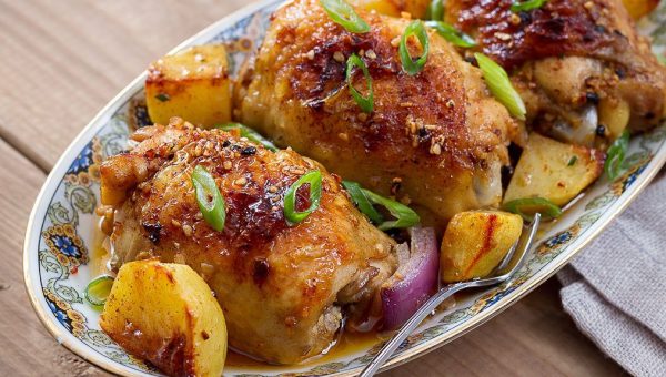 Baked Garlic Chicken and Potatoes - #recipe by #eatwell101 - https://www.eatwell101.com/baked-garlic-chicken-recipe