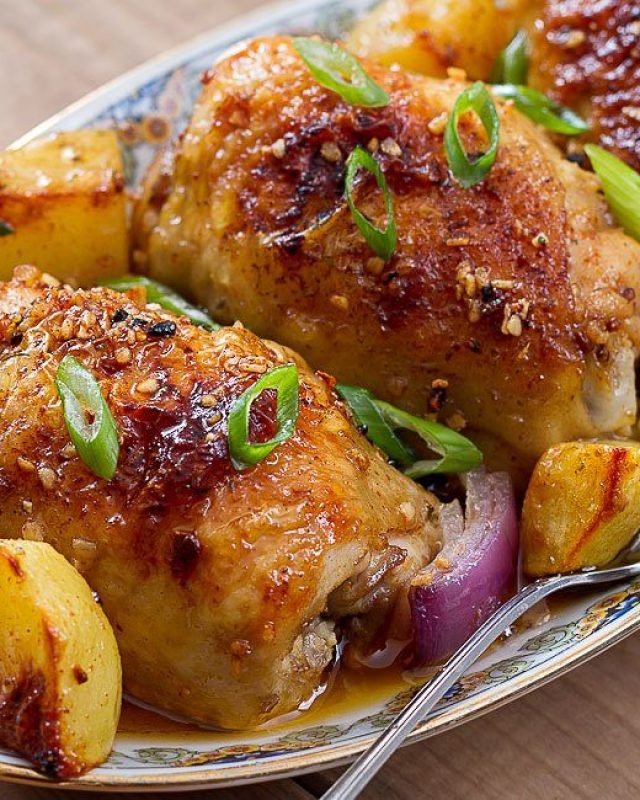 Baked Garlic Chicken and Potatoes - #recipe by #eatwell101 - https://www.eatwell101.com/baked-garlic-chicken-recipe