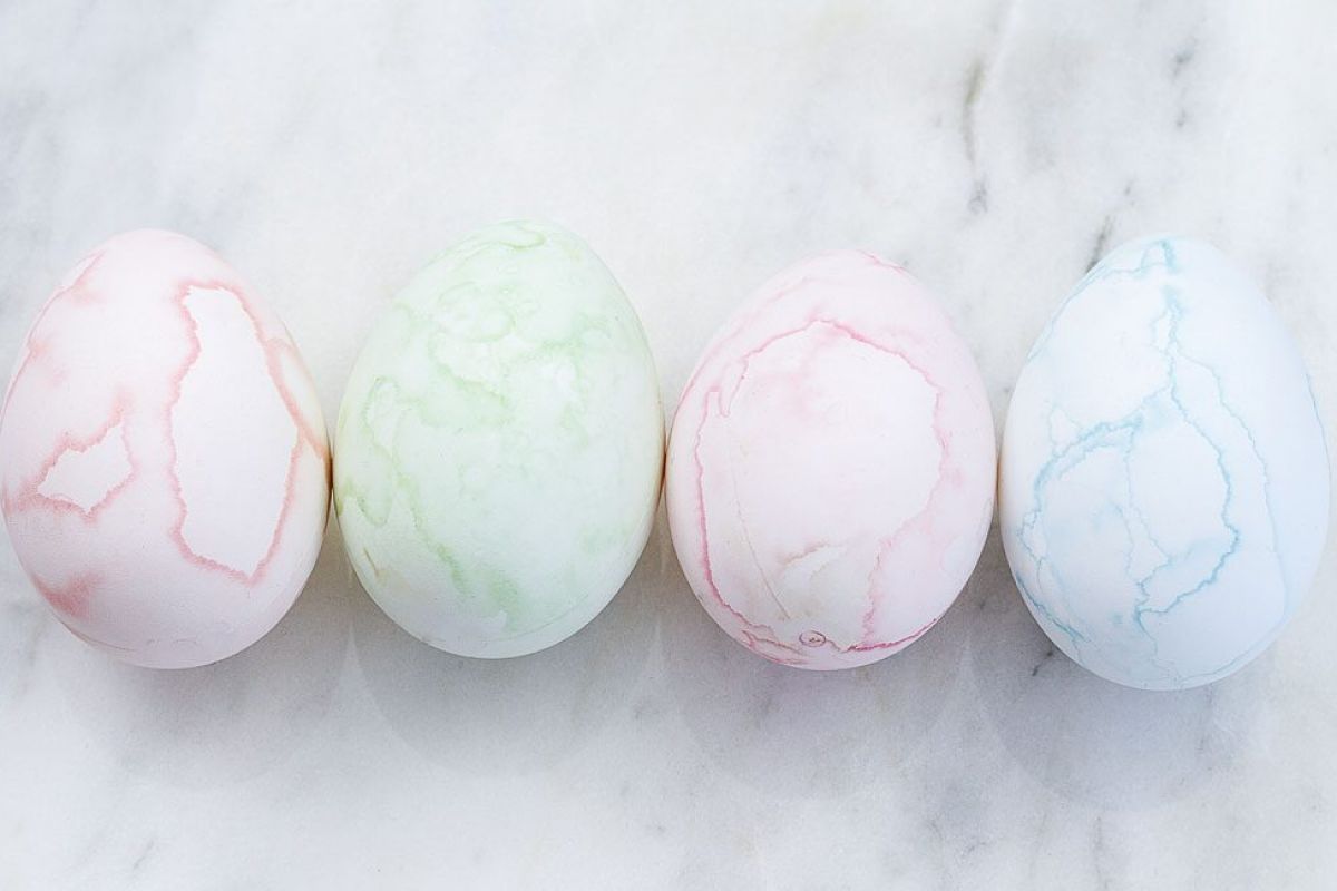 How to Dye Easter Eggs Naturally
