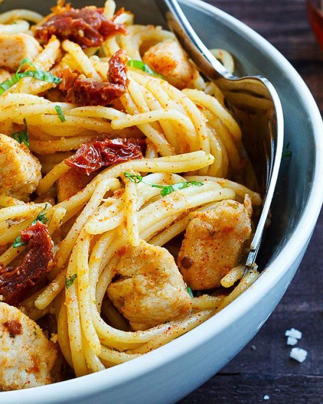 One-Pan Parmesan Chicken Pasta - #recipe by #eatwell101 - https://www.eatwell101.com/one-pot-sun-dried-tomato-chicken-pasta