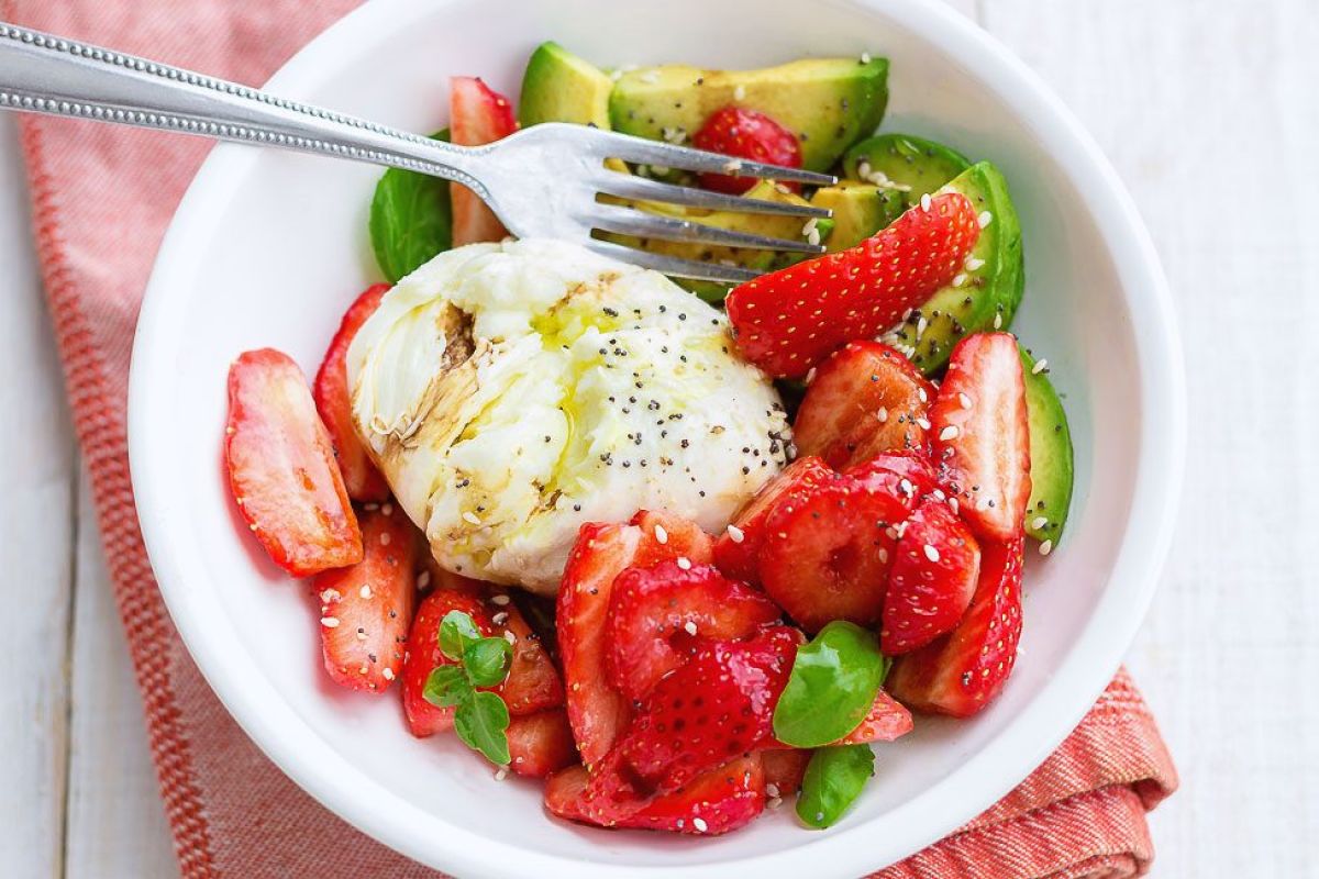 Strawberry Burrata Salad