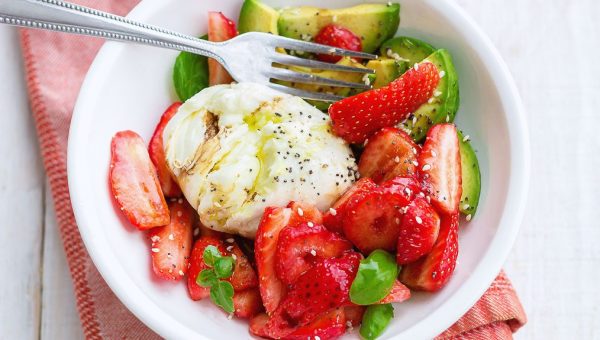 Strawberry Burrata Salad - #recipe by #eatwell101 - https://www.eatwell101.com/strawberry-burrata-salad-recipe