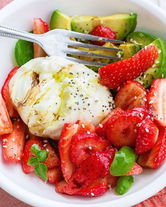 Strawberry Burrata Salad - #recipe by #eatwell101 - https://www.eatwell101.com/strawberry-burrata-salad-recipe