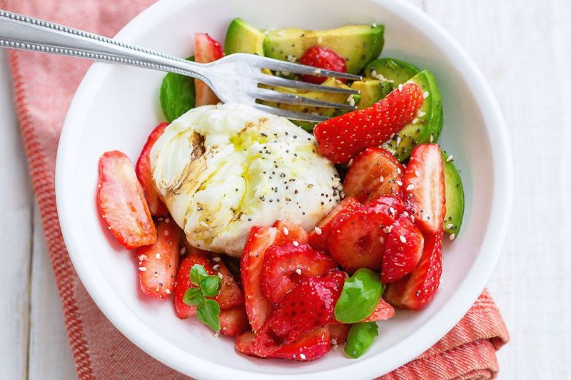 Strawberry Burrata Salad - #recipe by #eatwell101 - https://www.eatwell101.com/strawberry-burrata-salad-recipe