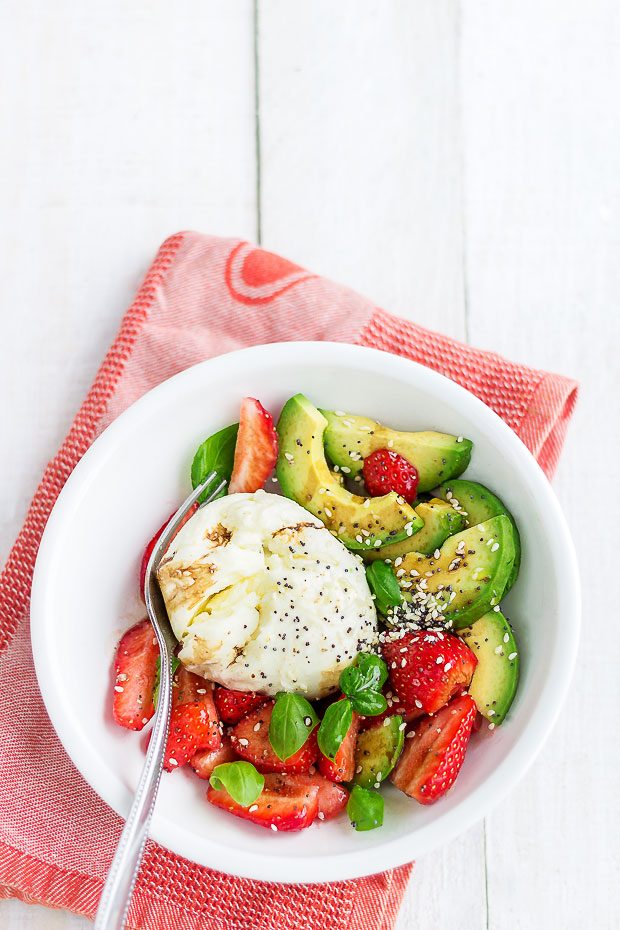 Strawberry Burrata Salad - #recipe by #eatwell101 - https://www.eatwell101.com/strawberry-burrata-salad-recipe