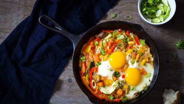 Shakshuka with veggies - #recipe by #eatwell101 - https://www.eatwell101.com/vegetables-shakshuka-recipe