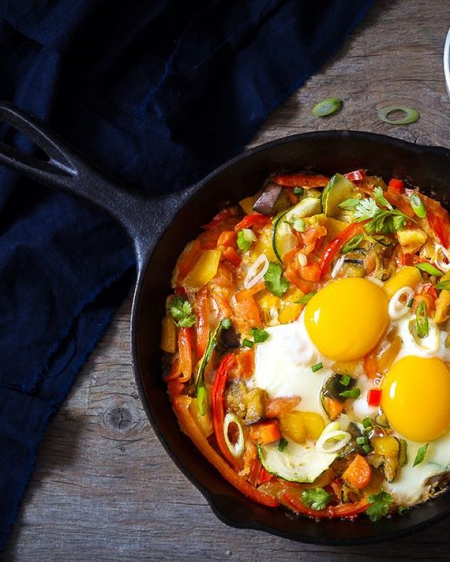 Shakshuka with veggies - #recipe by #eatwell101 - https://www.eatwell101.com/vegetables-shakshuka-recipe