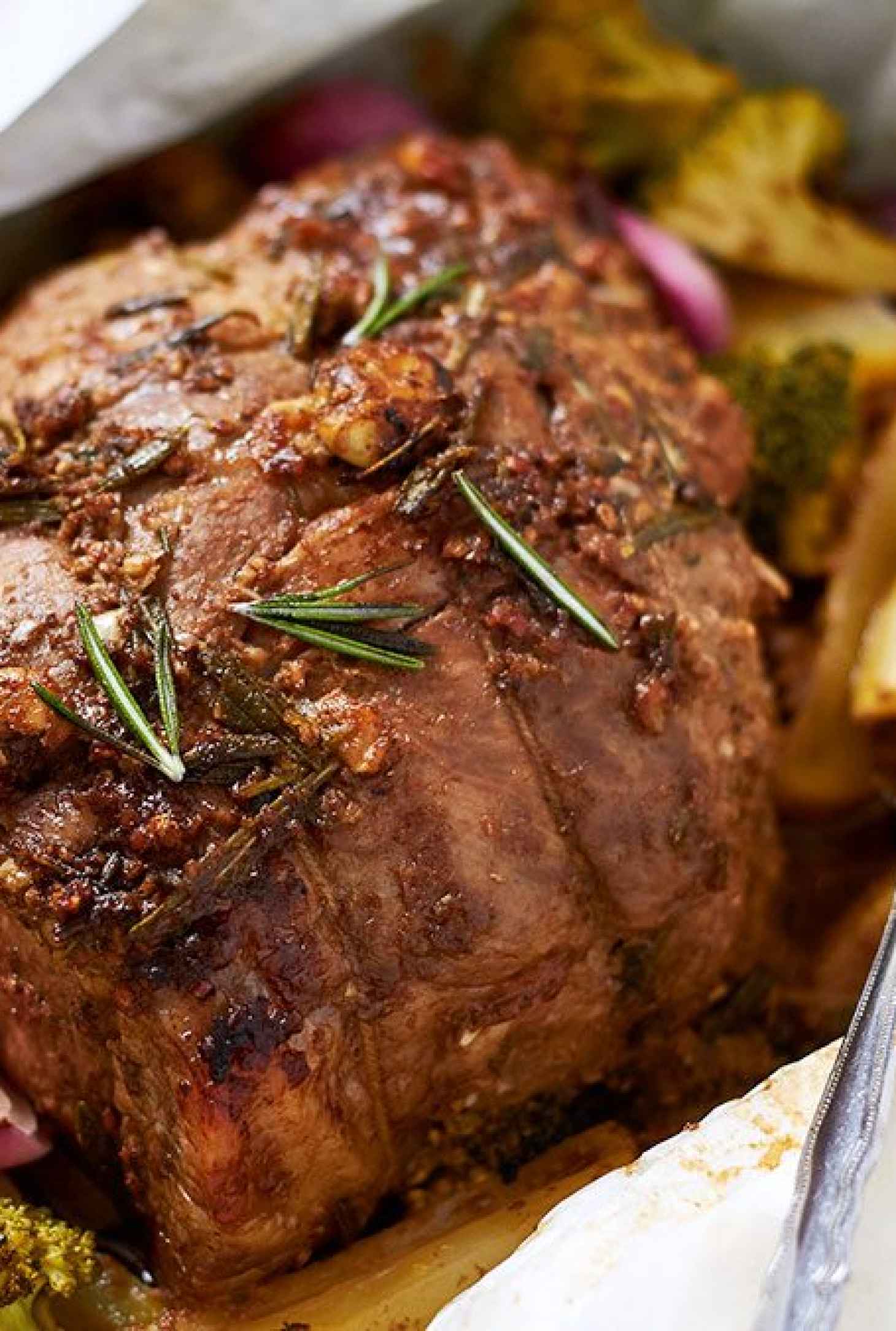 Baked Pork Loin and Veggies In parchment - #recipe by #eatwell101 - https://www.eatwell101.com/pork-loin-in-parchment-recipe