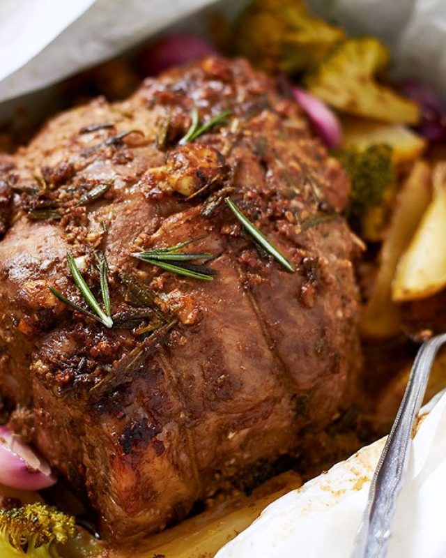 Baked Pork Loin and Veggies In parchment - #recipe by #eatwell101 - https://www.eatwell101.com/pork-loin-in-parchment-recipe