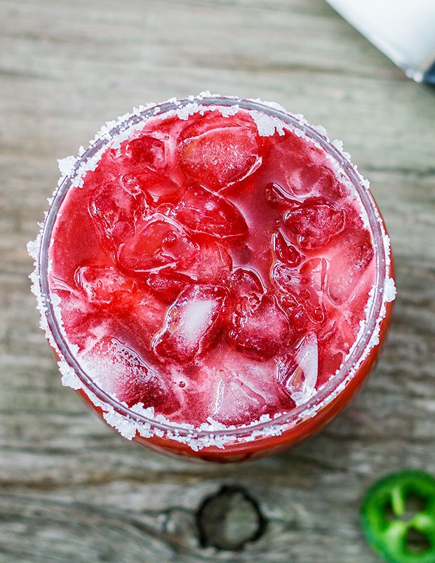 Red Fruit Jalapeño Margarita Recipe - #recipe by #eatwell101 - https://www.eatwell101.com/jalapeno-frozen-fruit-mix-margarita-recipe