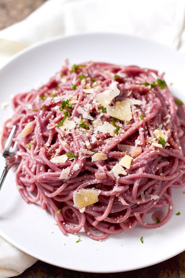 Creamy Garlic Parmesan Red Wine Spaghetti - #recipe by #eatwell101 - https://www.eatwell101.com/red-wine-garlic-parmesan-spaghetti-recipe