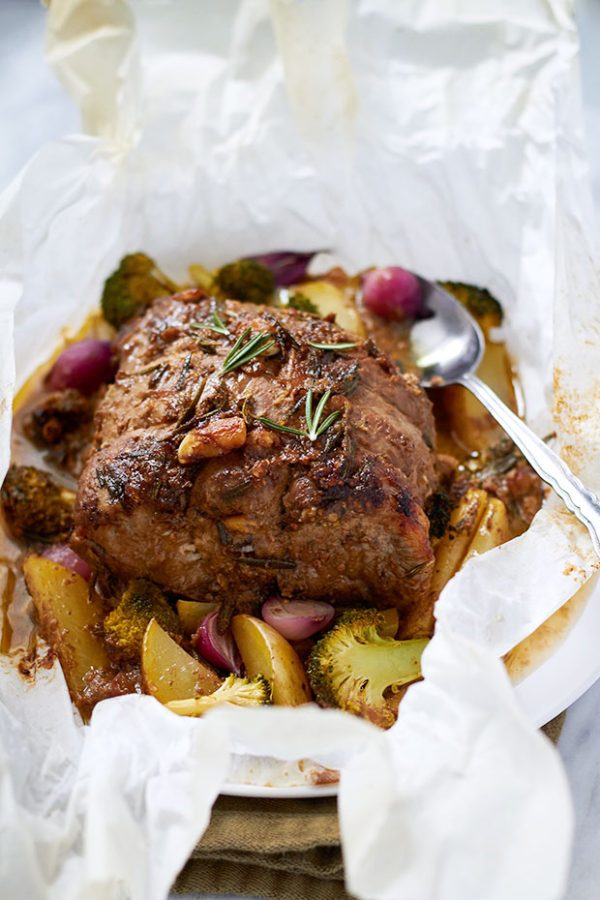 Baked Pork Loin and Veggies In parchment - #recipe by #eatwell101 - https://www.eatwell101.com/pork-loin-in-parchment-recipe