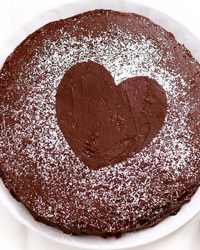 This Chocolate Cake Will Make Your Mom Cry of Happyness - #recipe by #eatwell101 - https://www.eatwell101.com/chocolate-cake-recipe