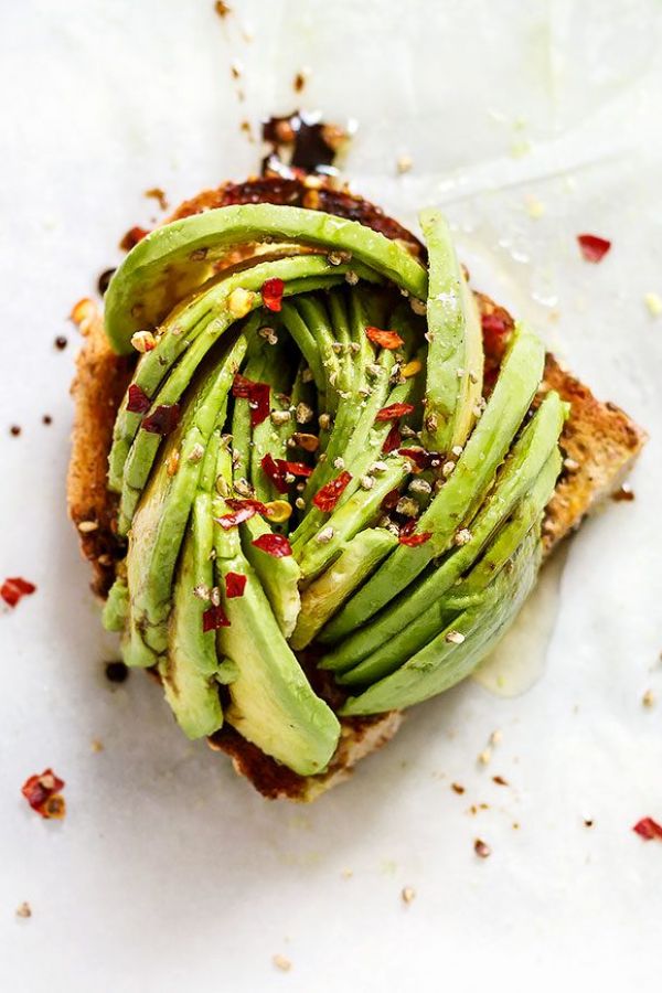 Honey Balsamic Avocado Toast - #recipe by #eatwell101 - https://www.eatwell101.com/honey-balsamic-avocado-rose-toast-recipe