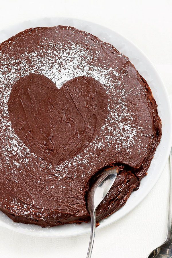 Fudge Chocolate Cake - #recipe by #eatwell101 - https://www.eatwell101.com/chocolate-cake-recipe
