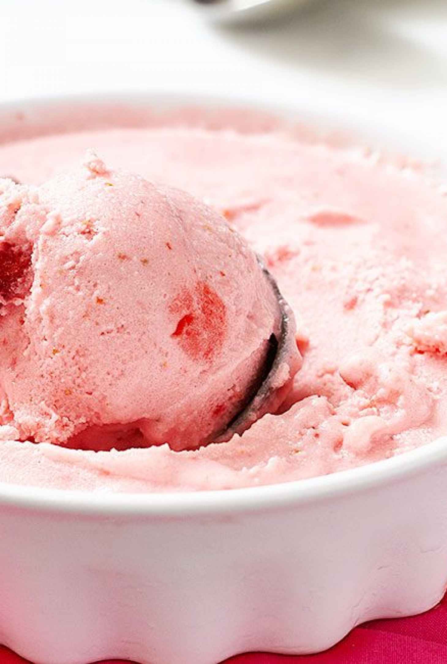 Banana Strawberry Frozen Yogurt - #recipe by #eatwell101 - https://www.eatwell101.com/strawberry-banana-frozen-yogurt-recipe