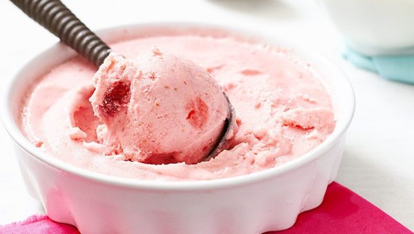 Banana Strawberry Frozen Yogurt - #recipe by #eatwell101 - https://www.eatwell101.com/strawberry-banana-frozen-yogurt-recipe