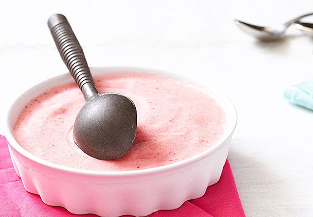 Banana Strawberry Frozen Yogurt - #recipe by #eatwell101 - https://www.eatwell101.com/strawberry-banana-frozen-yogurt-recipe
