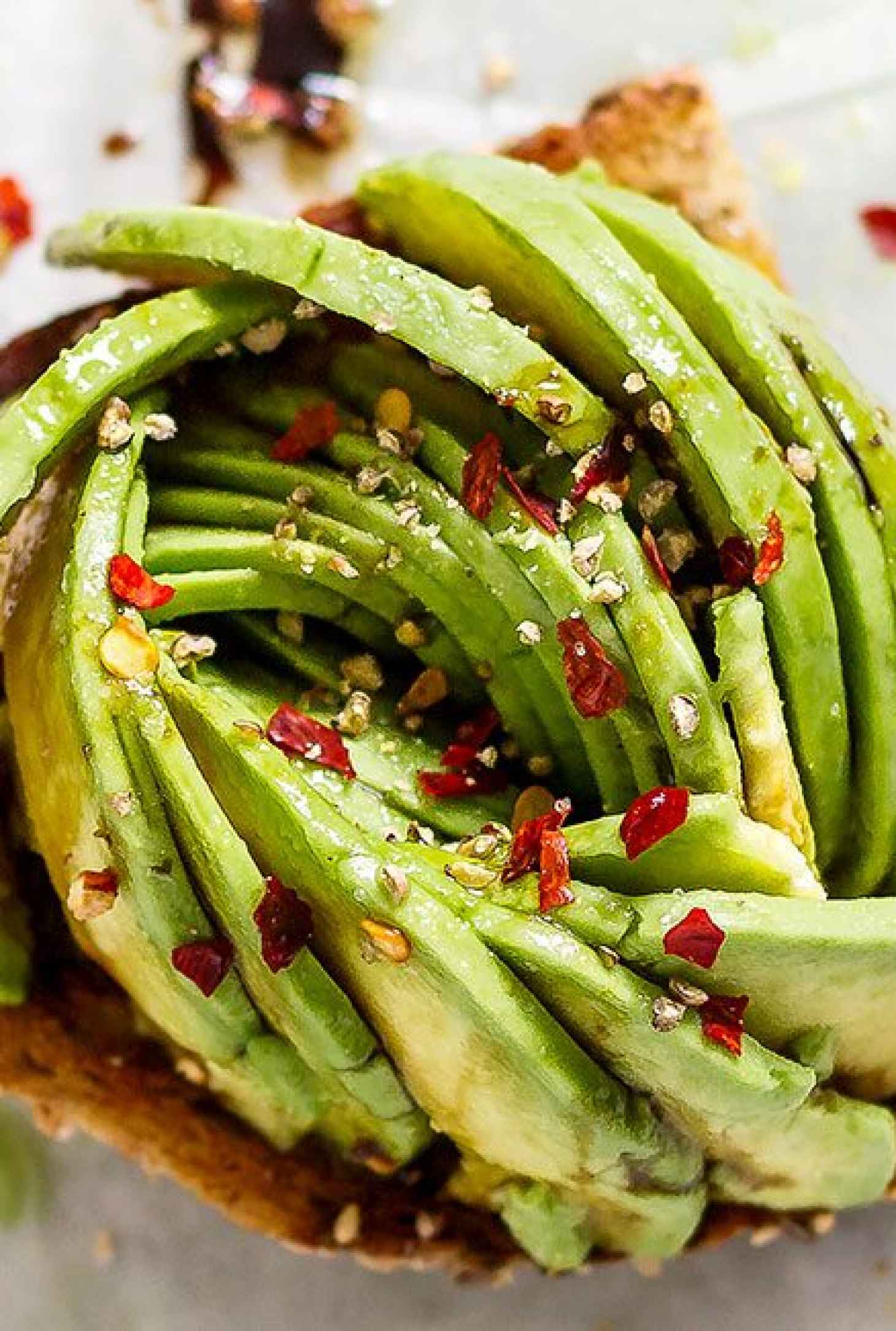 Honey Balsamic Avocado Toast - #recipe by #eatwell101 - https://www.eatwell101.com/honey-balsamic-avocado-rose-toast-recipe