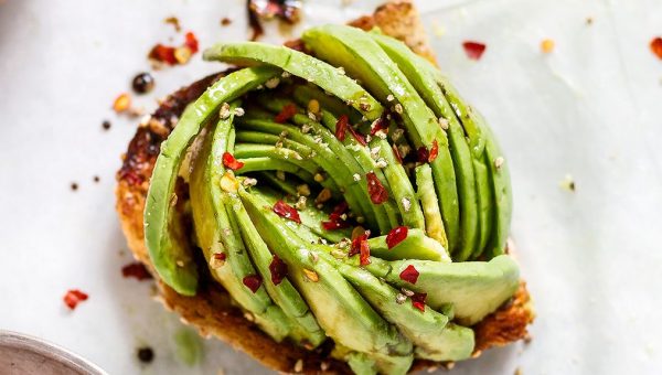 Honey Balsamic Avocado Toast - #recipe by #eatwell101 - https://www.eatwell101.com/honey-balsamic-avocado-rose-toast-recipe