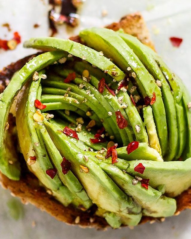 Honey Balsamic Avocado Toast - #recipe by #eatwell101 - https://www.eatwell101.com/honey-balsamic-avocado-rose-toast-recipe
