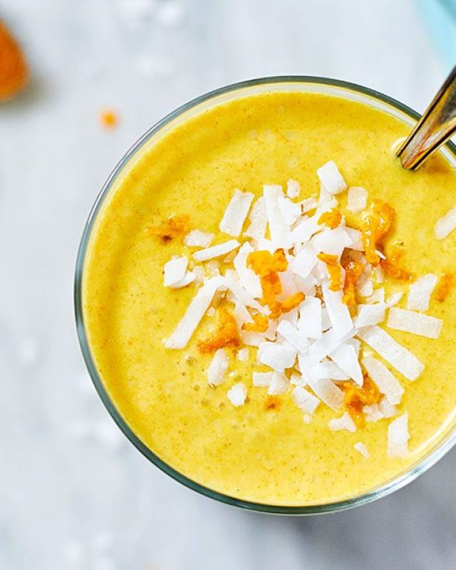 Creamy Banana Turmeric Smoothie - #recipe by #eatwell101 - https://www.eatwell101.com/creamy-turmeric-smoothie-recipe