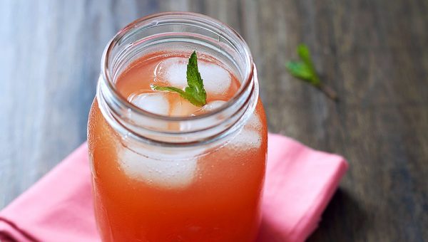 Refreshing Agua Fresca With Cucumber + Strawberry - #recipe by #eatwell101 - https://www.eatwell101.com/cucumber-strawberry-agua-fresca-recipe