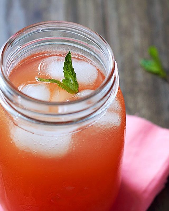 Refreshing Agua Fresca With Cucumber + Strawberry - #recipe by #eatwell101 - https://www.eatwell101.com/cucumber-strawberry-agua-fresca-recipe