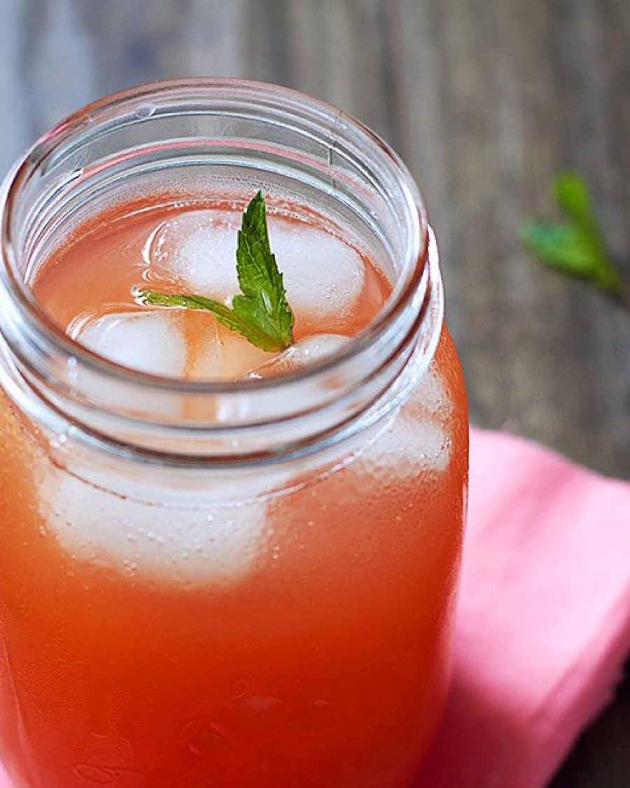 Refreshing Agua Fresca With Cucumber + Strawberry - #recipe by #eatwell101 - https://www.eatwell101.com/cucumber-strawberry-agua-fresca-recipe