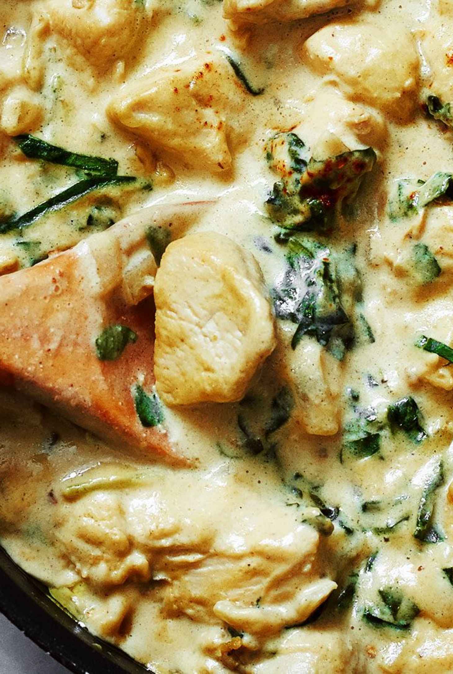Skillet Chicken with Spinach Cream Sauce - #recipe by #eatwell101 - https://www.eatwell101.com/creamy-spinach-chicken-breasts-recipe