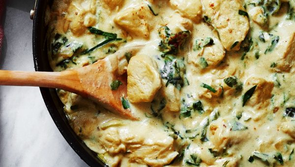 Skillet Chicken with Spinach Cream Sauce - #recipe by #eatwell101 - https://www.eatwell101.com/creamy-spinach-chicken-breasts-recipe