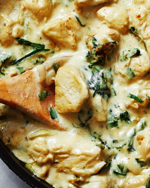 Skillet Chicken with Spinach Cream Sauce - #recipe by #eatwell101 - https://www.eatwell101.com/creamy-spinach-chicken-breasts-recipe