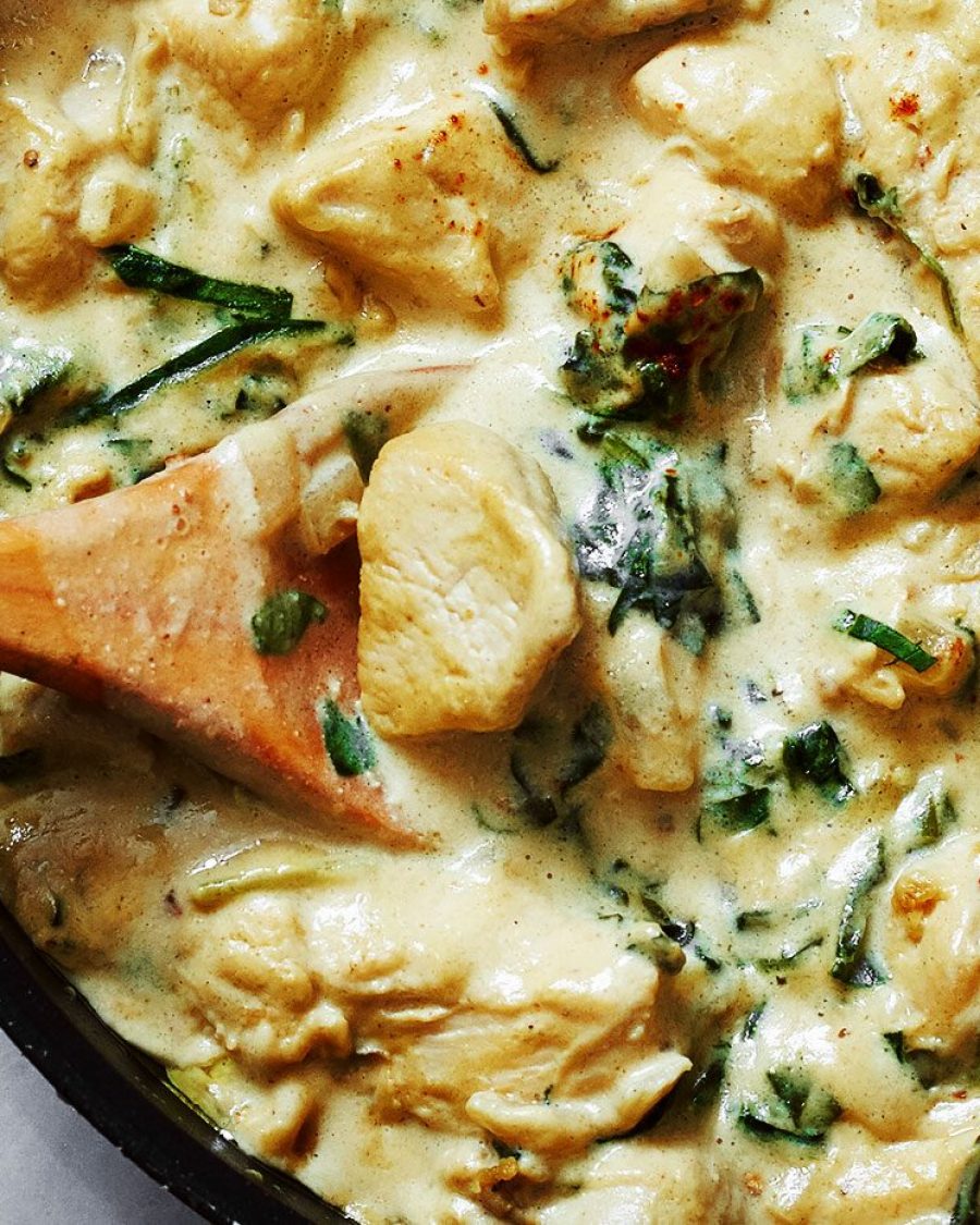 Skillet Chicken with Spinach Cream Sauce - #recipe by #eatwell101 - https://www.eatwell101.com/creamy-spinach-chicken-breasts-recipe
