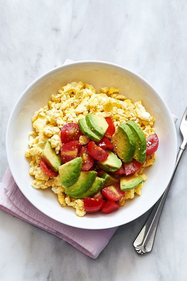 Scrambled Eggs with Avocado and Tomato - #recipe by #eatwell101 - https://www.eatwell101.com/avocado-and-tomato-breakfast-scramble-recipe