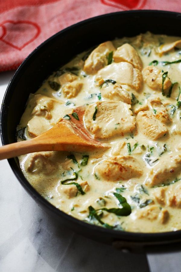 Skillet Chicken with Spinach Cream Sauce - #recipe by #eatwell101 - https://www.eatwell101.com/creamy-spinach-chicken-breasts-recipe