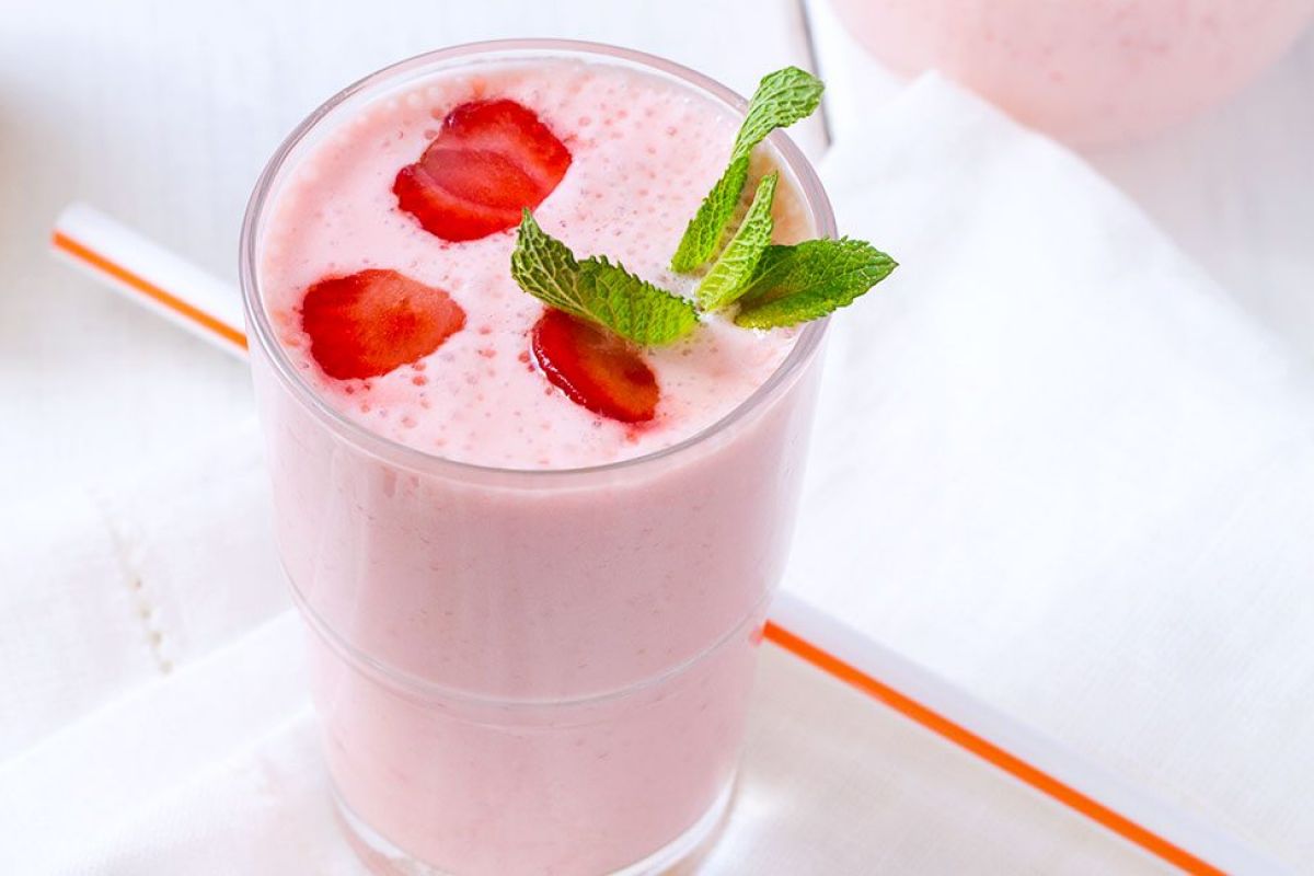 Banana + Strawberry Energizing Smoothie