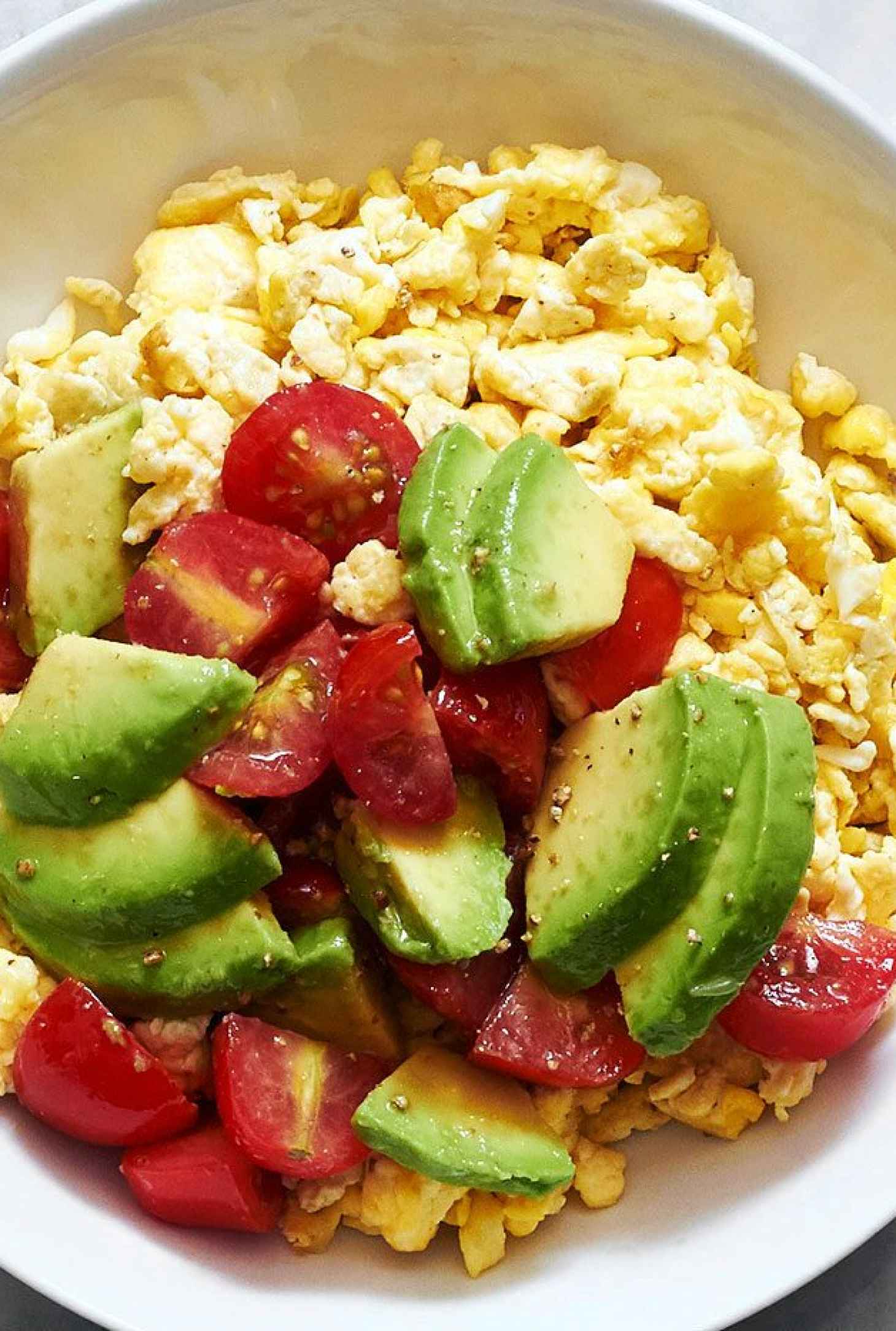 Avocado Breakfast Scramble - #recipe by #eatwell101 - https://www.eatwell101.com/avocado-and-tomato-breakfast-scramble-recipe