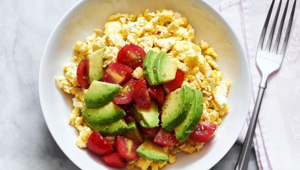 Avocado Breakfast Scramble - #recipe by #eatwell101 - https://www.eatwell101.com/avocado-and-tomato-breakfast-scramble-recipe