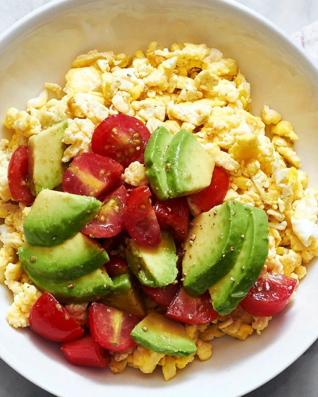Avocado Breakfast Scramble - #recipe by #eatwell101 - https://www.eatwell101.com/avocado-and-tomato-breakfast-scramble-recipe