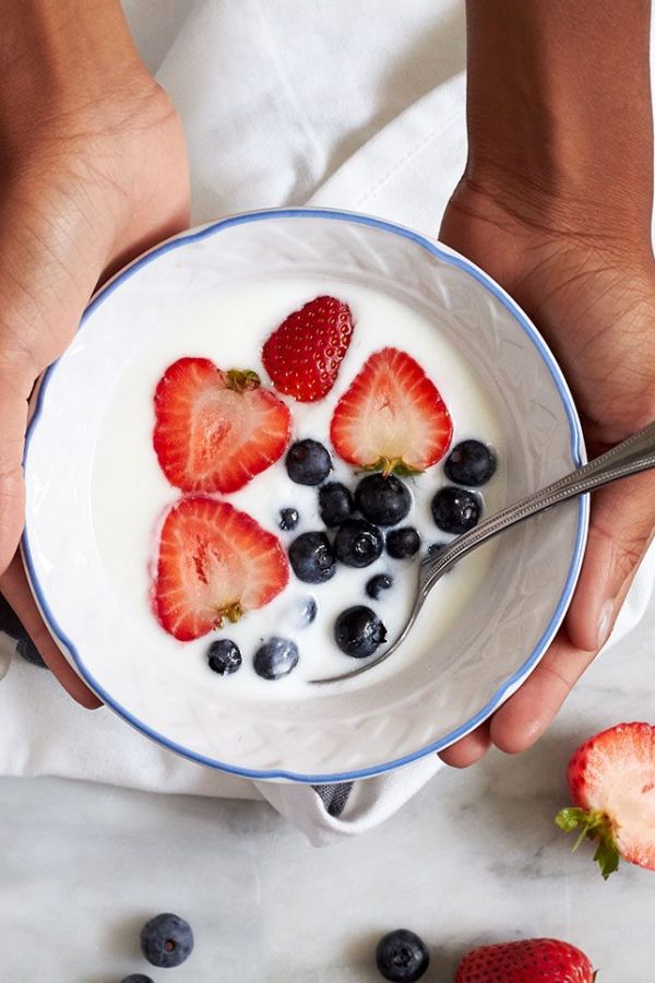 Berries-Yogurt Breakfast Bowl - #recipe by #eatwell101 - https://www.eatwell101.com/fresh-berries-breakfast-bowl-recipe