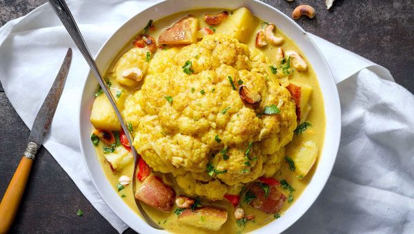 Slow Cooker Whole Cauliflower Curry and Cashew - #recipe by #eatwell101 - https://www.eatwell101.com/slow-cooker-cashew-cauliflower-curry-recipe