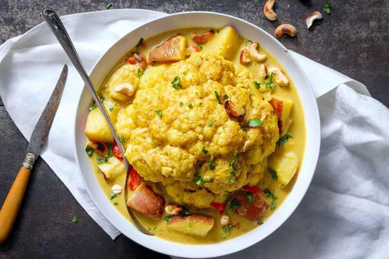 Slow Cooker Whole Cauliflower Curry and Cashew - #recipe by #eatwell101 - https://www.eatwell101.com/slow-cooker-cashew-cauliflower-curry-recipe