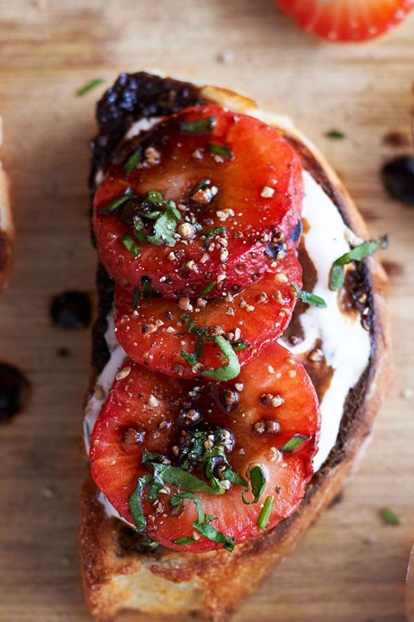 Strawberry Balsamic Crostini - #recipe by #eatwell101 - https://www.eatwell101.com/fresh-strawberry-crostini