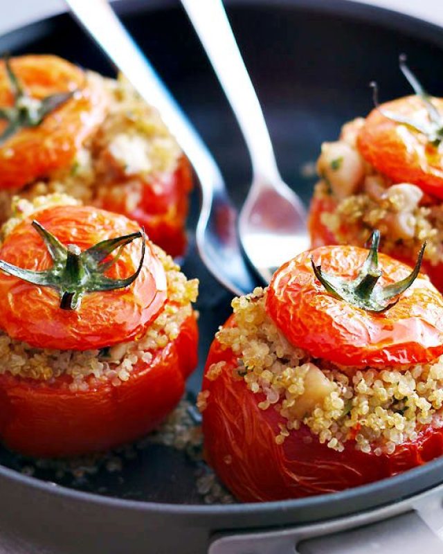 Stuffed Tomatoes with Chicken Quinoa - #recipe by #eatwell101 - https://www.eatwell101.com/chicken-quinoa-stuffed-tomatoes-recipe