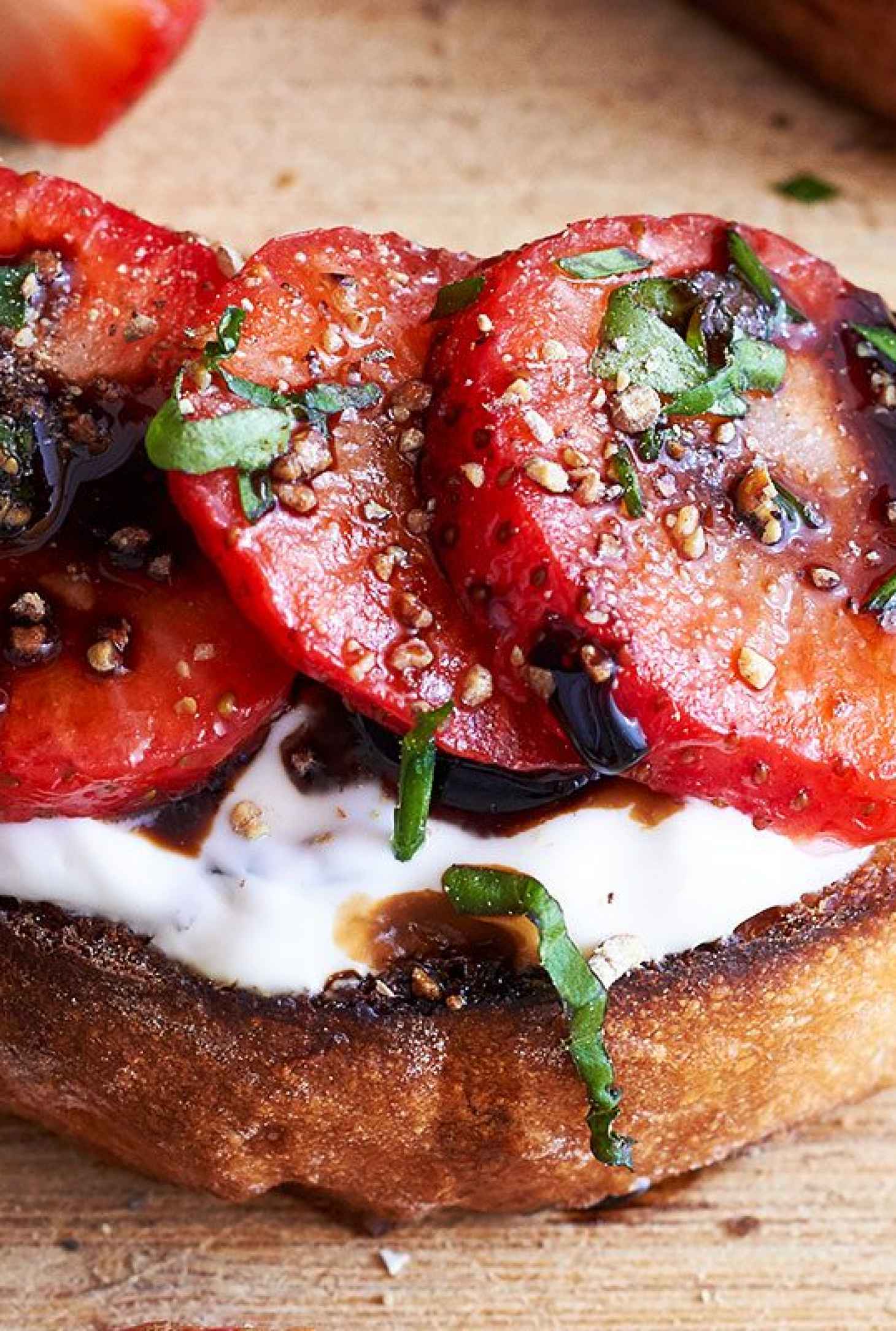 Strawberry Balsamic Crostini - #recipe by #eatwell101 - https://www.eatwell101.com/fresh-strawberry-crostini