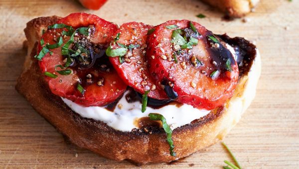 Strawberry Balsamic Crostini - #recipe by #eatwell101 - https://www.eatwell101.com/fresh-strawberry-crostini