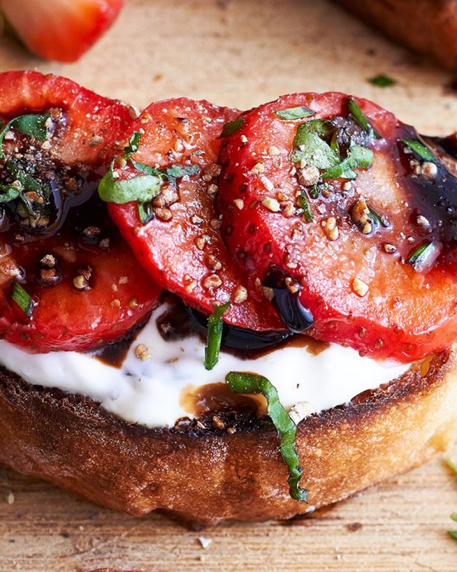 Strawberry Balsamic Crostini - #recipe by #eatwell101 - https://www.eatwell101.com/fresh-strawberry-crostini